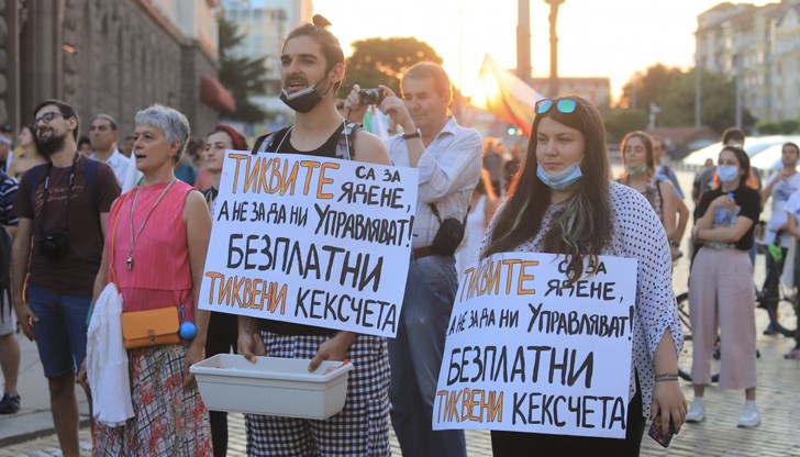 Импровизиран вот на недоверие, блокирани кръстовища и протести в цялата страна