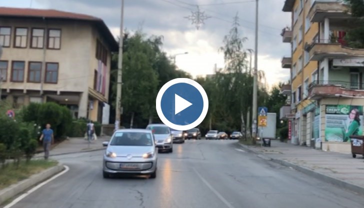 Колоната от автомобили премина по булевард „Никола Габровски“ и стигна до площада пред историческата крепостта „Царевец“