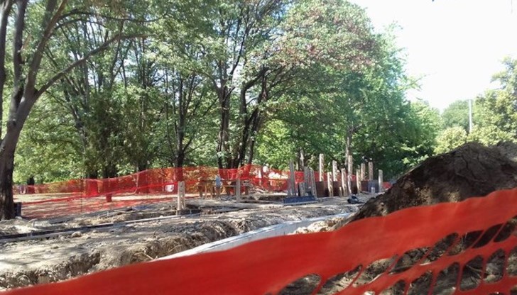 В момента кипи усилена работа в парка по изграждането на паметника на Левски