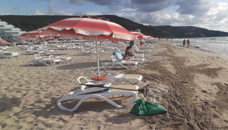 Според концесионера на плажа лентичките са замърсяване от кораби