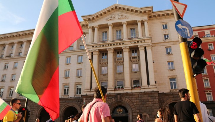 "Дълго време българите вярваха, че ЕС ще ги освободи от онова, което те наричат мафия. Постепенно обаче става ясно, че в Брюксел никой не забелязва случващото се в България. Дори по-лошо: никой не желае да го забележи"