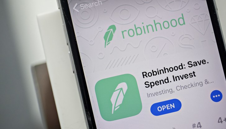 Тенденцията е подхранвана от безплатни приложения за търговия като Robinhood, което не просто улеснява процеса, но и го доближава до възприятието за игра