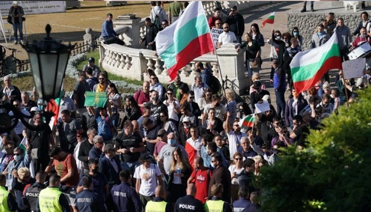 Преживяваме сериозен ценностен сблъсък, който може да преучреди не само институциите, но и позавехналата ни нация и в него трябва да участваме всички Преживяваме сериозен ценностен сблъсък, който може да преучреди не само институциите, но и позавехналата ни нация и в него трябва да участваме всички