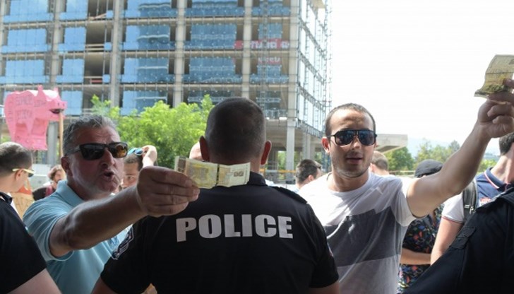 Засиленото полицейско присъствие е във връзка с възникнало напрежение между протестиращи и участници в партийния форум на ГЕРБ