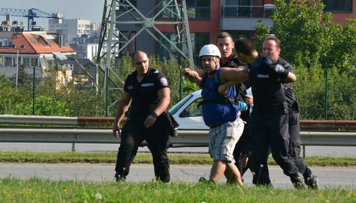 Травмите му са причинени от служители на жандармерията при задържането му и са констатирани от Бърза помощ