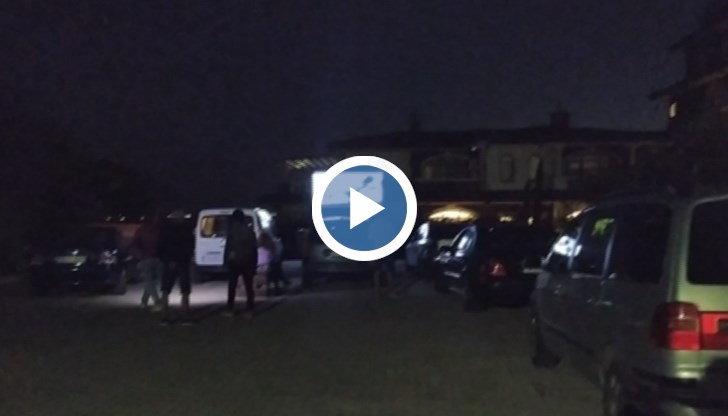 Гражданите се събраха със своите автомобили на паркинга пред т. нар. Летен Сарай, за да гледат символично филма „Свобода или смърт"