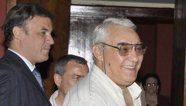 ой поставя началото на славното поколение вратари на „сините”, включващо неговия син Борислав Михайлов и внука му Николай Михайлов