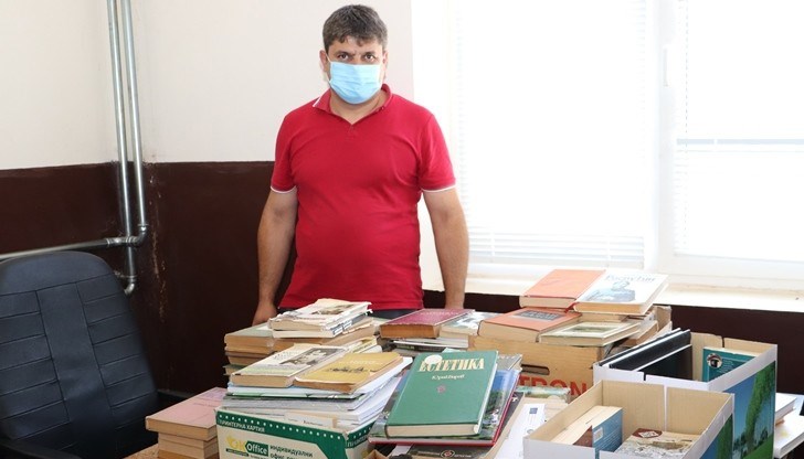 Книгите, които са от личния фонд както на областния управител Галин Григоров, така и на част от експертите в администрацията, бяха приети от кмета на Тетово Калоян Терзиев