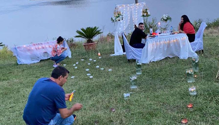 След като дамата каза "Да!", фойерверки озариха небето над язовира