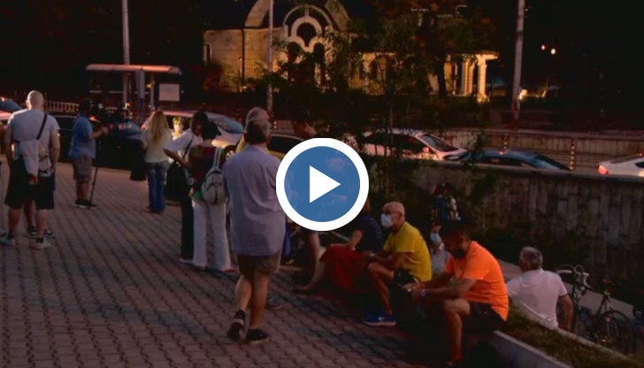 Протестиращите се събират на кръстовището пред Румънското посолство