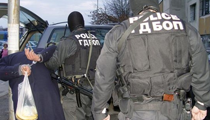 83-годишният мъж е бил арестуван и откаран в районното 83-годишният мъж е бил арестуван и откаран в районното