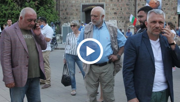 Конституцията позволява на президента на България да поиска извънредна сесия