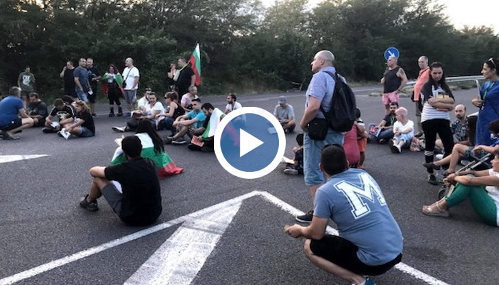 Поредното протестно автошествие в Стара Загора премина под надслов “Библиотека на колела “Оставка”