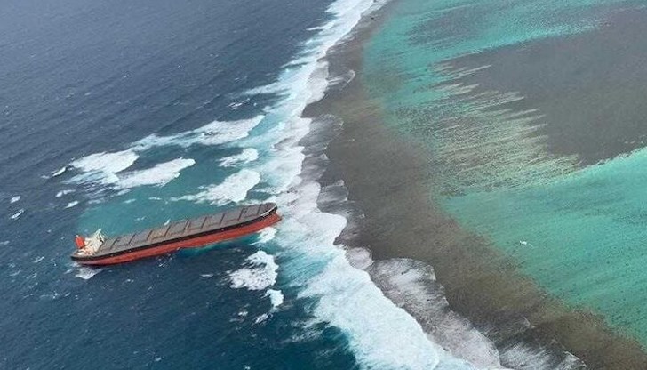 Властите на Мавриций се борят с огромен петролен разлив от японски товарен кораб