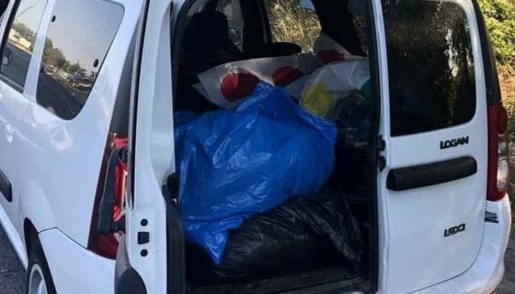 Откритото количество ситно нарязан тютюн е било поставено в 5 чувала от зебло с обща маса около 50 килограма Откритото количество ситно нарязан тютюн е било поставено в 5 чувала от зебло с обща маса около 50 килограма