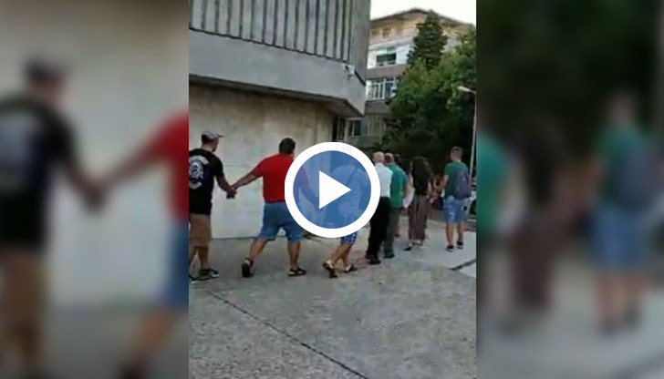 Идеята им е да покажат, че ще затягат все повече обръча около властта