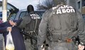 Полицаи щурмуват апартамент в Царево
