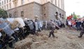 Протестиращи замеряха полицаи със слама