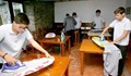 В училище в Испания учат момчета на домашни задължения