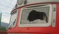 Вандали чупят стъкло на локомотив, машинистите са ранени