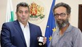 Удостоиха автора на статуята на Васил Левски със знакa на областния управител