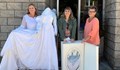 Жени си върнаха булчинските рокли след объркване в химическото чистене преди 31 години