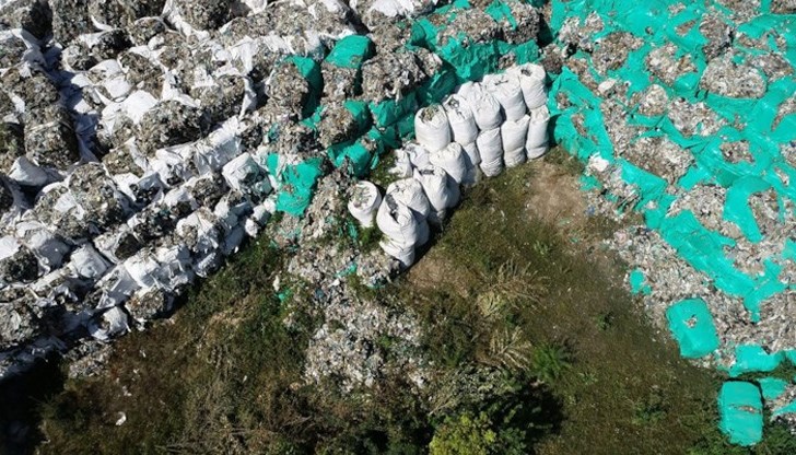 Дружества от група „Монбат“, контролирани от Атанас Бобоков и Пламен Бобоков, регистрирани в Румъния, Италия и Сърбия са внесли на територията на страната големи количества опасни отпадъци, които били предавани за съхранение на фиктивно регистрираните дружества, които не са имали капацитет и възможности за съхранение и оползотворяване на отпадъци