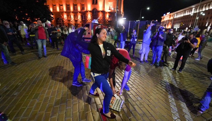 Към 21 часа прозвуча химнът на България и след него протестиращите се отправиха на шествие към „Орлов мост“