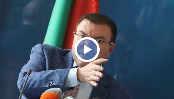 Окровена лъжа е, че правителството плаща на хора, за да кажат, че са болни от коронавирус, заяви здравният министър