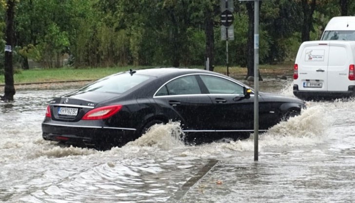 Автомобилите газят до вратите в наводнените улици
