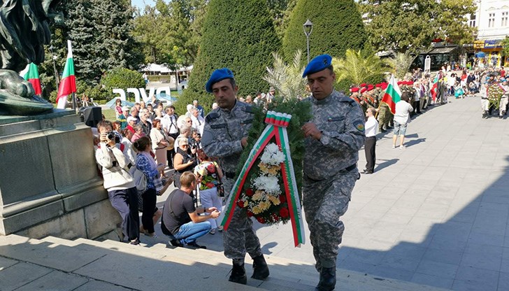 След словото на Областния управител се отслужи благодарствен молебен на Паметника на Свободата в Русе