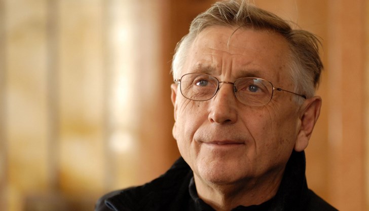 През 2014 г. Менцел беше удостоен със званието доктор хонорис кауза на НАТФИЗ През 2014 г. Менцел беше удостоен със званието доктор хонорис кауза на НАТФИЗ