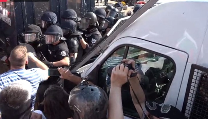 Служителите на реда използват груба сила срещу гражданите Служителите на реда използват груба сила срещу гражданите