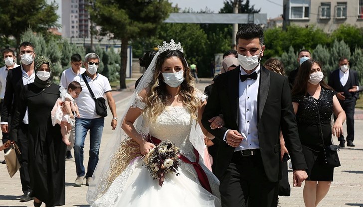 Властите в Истанбул въведоха редица нови ограничения с цел спиране на разпространението на епидемията от коронавирус