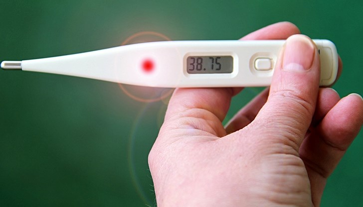 Ако температурата ни е над 37,8 градуса по Целзий, то тестът за COVID-19 е задължителен, тъй като треската е един от основните симптоми на заболяване от коронавируса. Ако сме настинали, вдигането на температура е рядкост