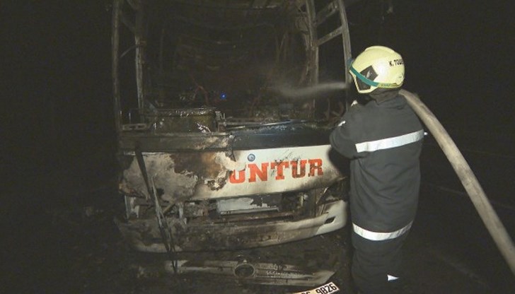 Автобусът трябваше да пристигне в Истанбул, но стигна до Вакарел. От него сега е останала само металната конструкция Автобусът трябваше да пристигне в Истанбул, но стигна до Вакарел. От него сега е останала само металната конструкция