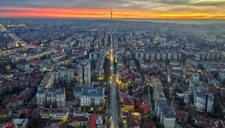 Русенски регион се отличава с висок дял на висшистите и отлив на млади хора в същото време Русенски регион се отличава с висок дял на висшистите и отлив на млади хора в същото време