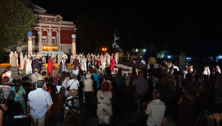 Представлението "Набуко" под звездите събра десетки русенци, сега се очакват още повече зрители Представлението "Набуко" под звездите събра десетки русенци, сега се очакват още повече зрители