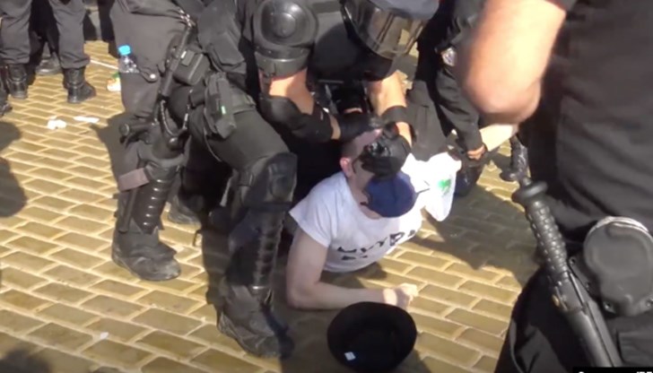 Казват, че оставка се подписва с писалка, но пред народа Борисов го е сторил символично – с полицейска палка… Казват, че оставка се подписва с писалка, но пред народа Борисов го е сторил символично – с полицейска палка…