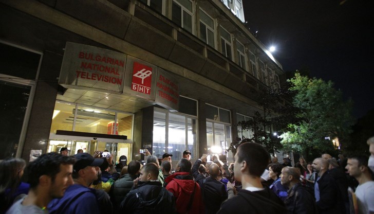 Демонстранти опитаха да влязат в сградата, но бяха отблъснати от кордона полицаи
