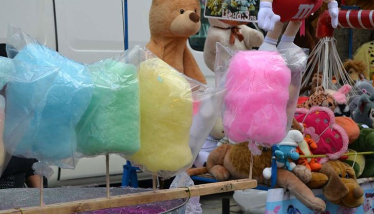 Търговецът се вързал директно към таблото, захранващо осветлението на градския площад