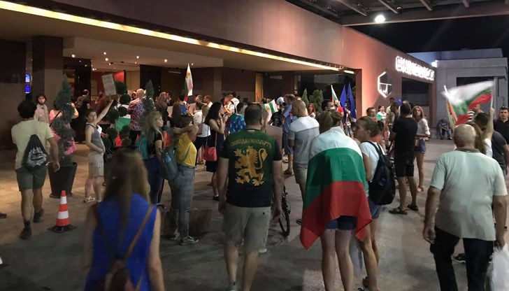 По-рано през деня един протестиращ бе задържан за около час, тъй като викал “Оставка”, когато тя е влизала в сградата