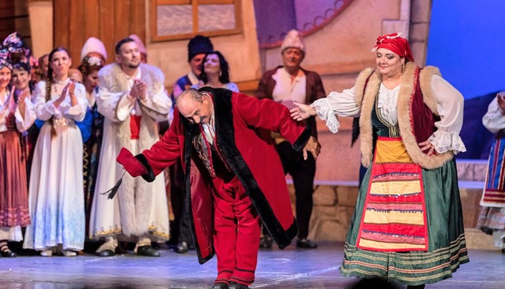Специални гости ще бъдат Николай Урумов в ролята на Хаджи Генчо и танцьори от „Кукери“
