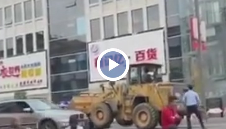 След като получили сигнала, полицаите се отправили към мястото, за да спре Жао. Разгневеният мъж обаче умишлено използвал багера, за да разбие полицейската кола