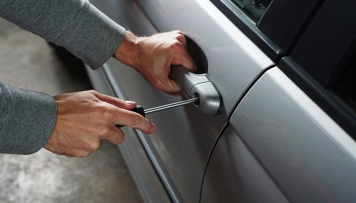 Крадците задигат каквото могат - от слънчеви очила, до джанти и сандъчета с инструменти Крадците задигат каквото могат - от слънчеви очила, до джанти и сандъчета с инструменти