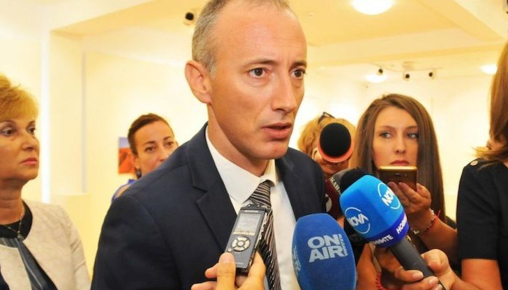 Министърът на образованието Красимир Вълчев коментира, че задължителният характер ще има положителен ефект върху грамотността Министърът на образованието Красимир Вълчев коментира, че задължителният характер ще има положителен ефект върху грамотността