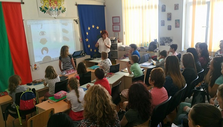 Програмата включва презентации за  установяването и  справянето със стереотипите в професионалната реализация на половете в STEM областта