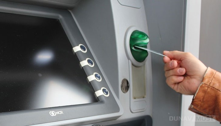 Тегленето на пари от банкомат попада извън обсега на Закона за платежните услуги, обясниха от централната банка