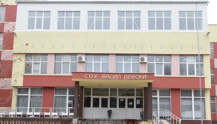 Медсестра връща ученик вкъщи заради забравена маска, вместо да му осигурят такава от училището