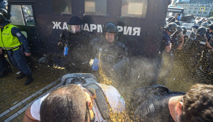 Пострадаха протестиращи, журналисти и полицаи